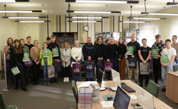 uczestnicy turnieju w czytelni