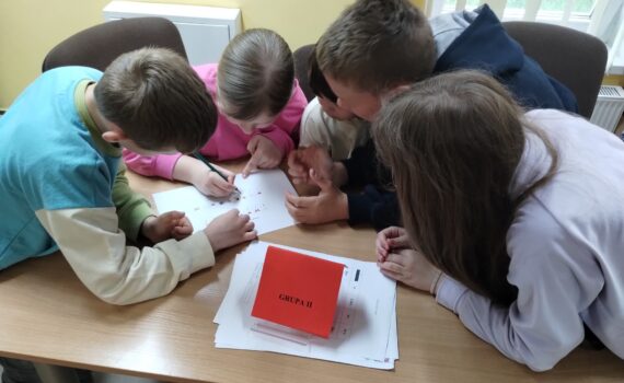 Konkurs na podstawie książki Justyny Bednarek ,,Niesamowite przygody dziesięciu skarpetek" Filia Nr 2