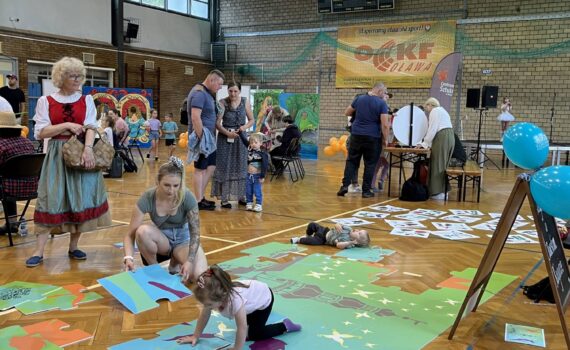 Pracownicy biblioteki uczestniczą w zabawach organizowanych z okazji Dnia Dziecka na hali sportowej