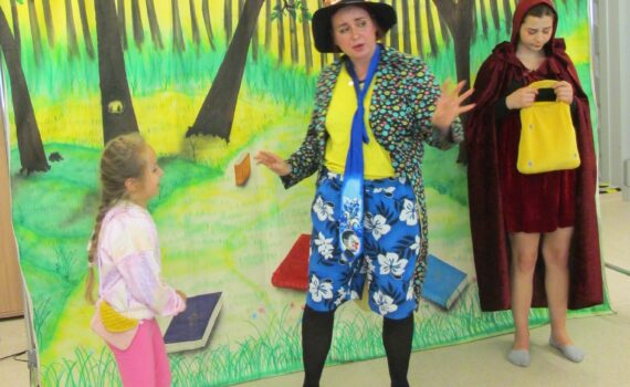 spektakl teatru Maska w Oddziale Dziecięcym, aktorzy odgrywają scenkę