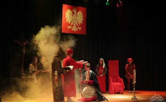 Opis wygenerowany automatycznie: Może być zdjęciem przedstawiającym 5 osób