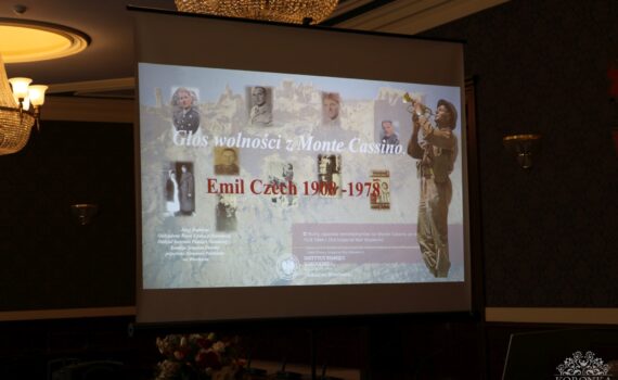 Opis wygenerowany automatycznie: Prezentacja multimedialna poświęcona Emiliemu Czechowi, żołnierzowi walczącemu pod Monte Cassino. Slajd zawiera jego fotografię, portrety innych żołnierzy oraz ilustrację przedstawiającą scenę z bitwy. Kompozycja sugeruje hołd złożony bohaterom i tragicznym wydarzeniom tamtych czasów. Dominują barwy sepii i monochromatyczne odcienie, co nadaje zdjęciu historyczny charakter.