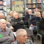 Opis wygenerowany automatycznie: Zdjęcie to zbliżenie na fragment grupy osób. Pozwala ono na dokładniejsze przyjrzenie się emocjom i wyrażom twarzy uczestników. Zbliżenie skupia uwagę na interakcji między uczestnikami, ukazując subtelne gesty i spojrzenia, które mówią więcej niż słowa.